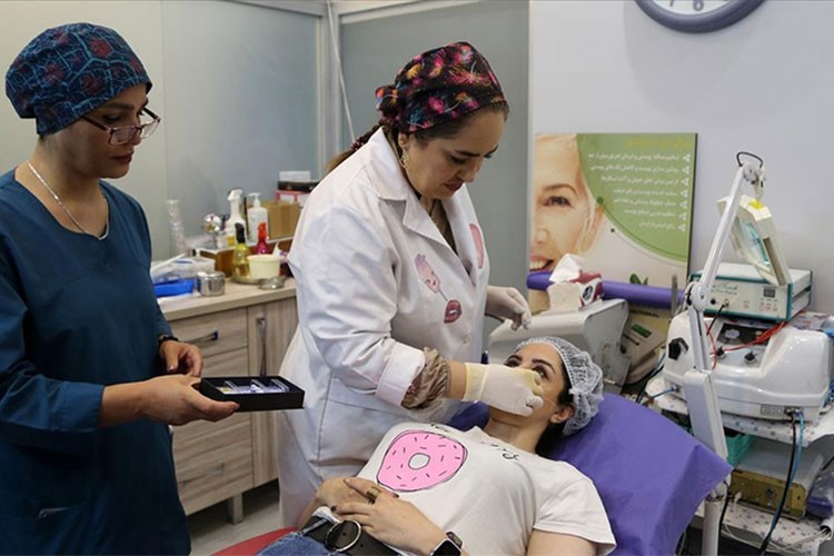 İran'da estetik operasyonlarda yaş sınırı 14'e kadar düşürüldü