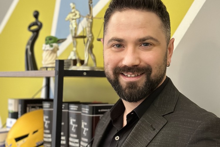 AV. VOLKAN AKALP, VERGİ HUKUKUNDAKİ TECRÜBELERİNİ ŞİRKETLERE AKTARIYOR