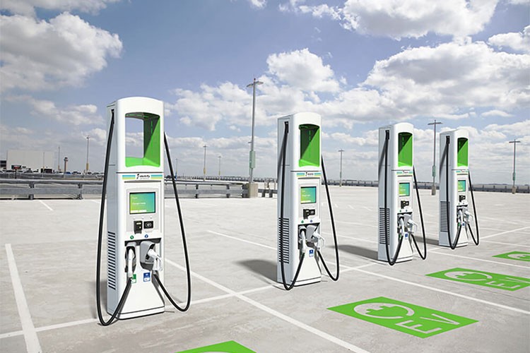 Şarj istasyonları "elektrikli araçların önünde koşuyor"