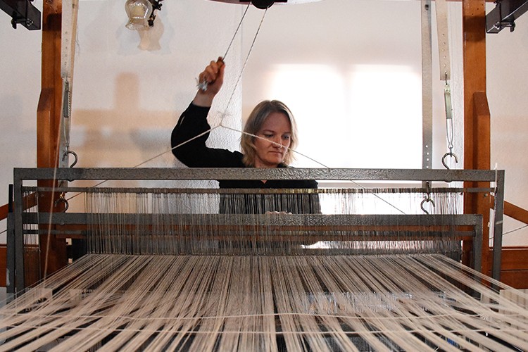 Kadınlar asırlık Lefke bezinden gömlek üretiyor