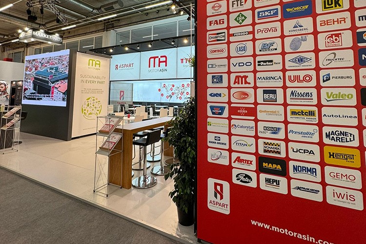 Frankfurt'ta Ülkemizi Temsil Ediyor