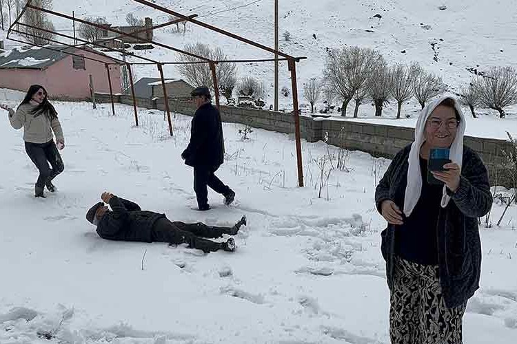 İlkbaharda Erzincan'da yağan kar eğlenceye dönüştü