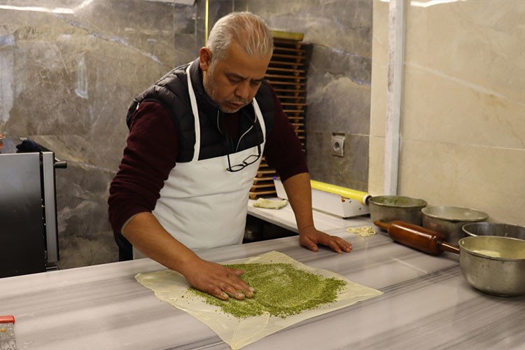 Dedelerinden devraldıkları tatlıcılık mesleğini baba ile oğlu sürdürüyor