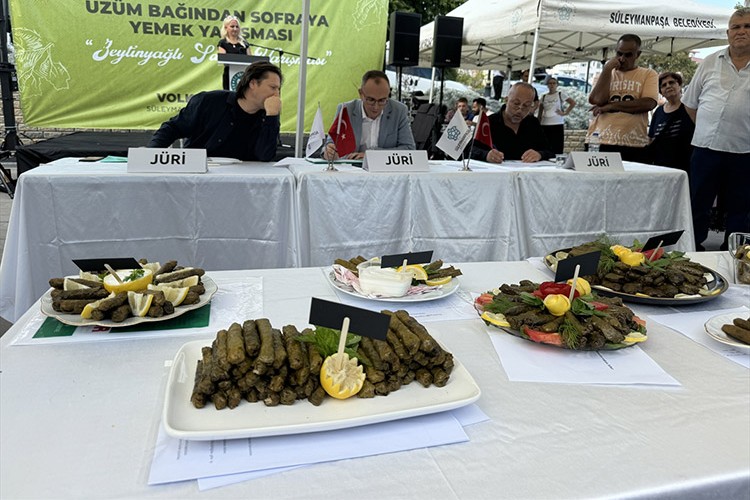 Tekirdağ'da zeytinyağlı sarma yarışması yapıldı