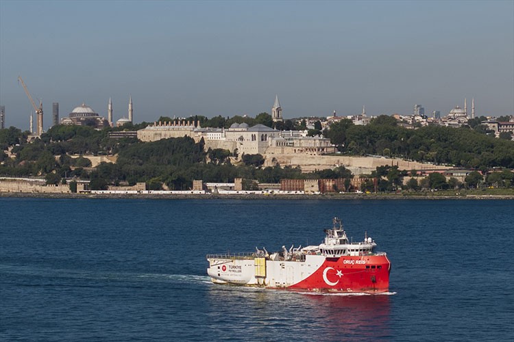 Oruç Reis Sismik Araştırma Gemisi, İstanbul Boğazı'ndan geçti