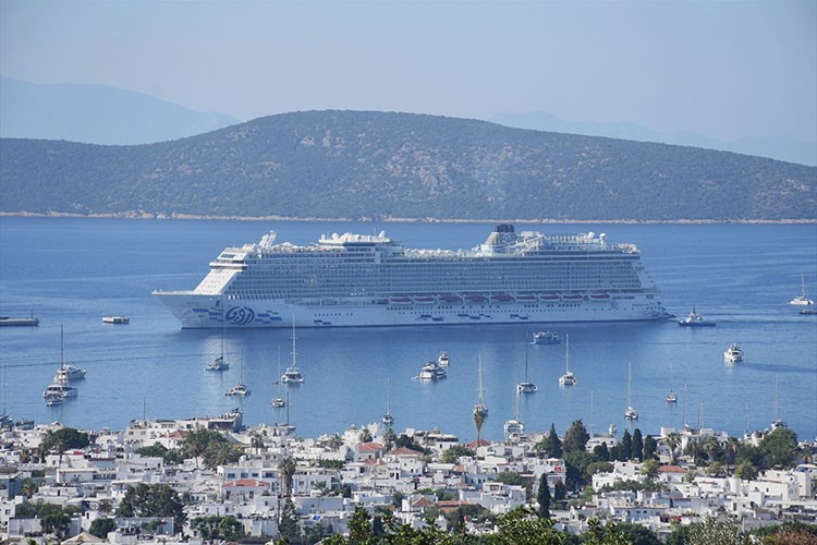 "Aroya" kruvaziyeri 1750 yolcusuyla Bodrum'a geldi