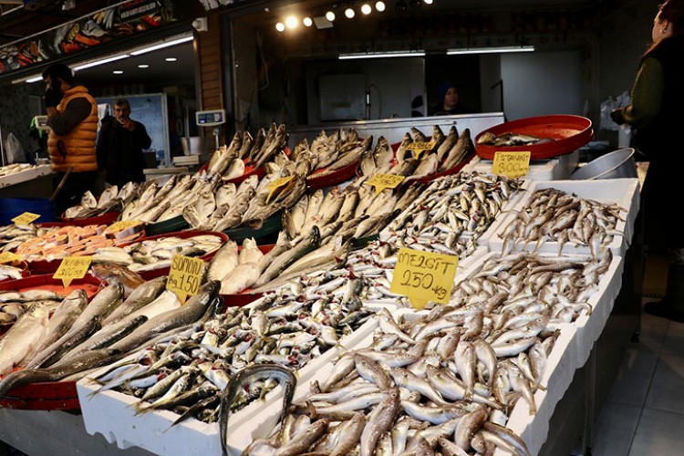 Trabzon'da tezgahlarda istavrit ve mezgit rağbet görüyor