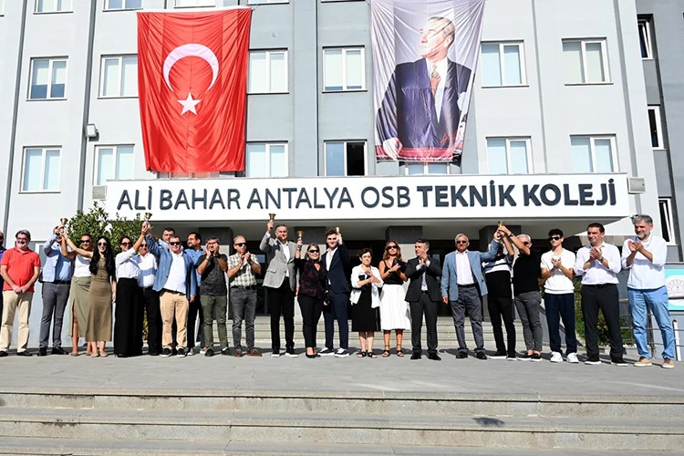 Ali Bahar'ın ismi hizmete açtığı teknik koleje verildi