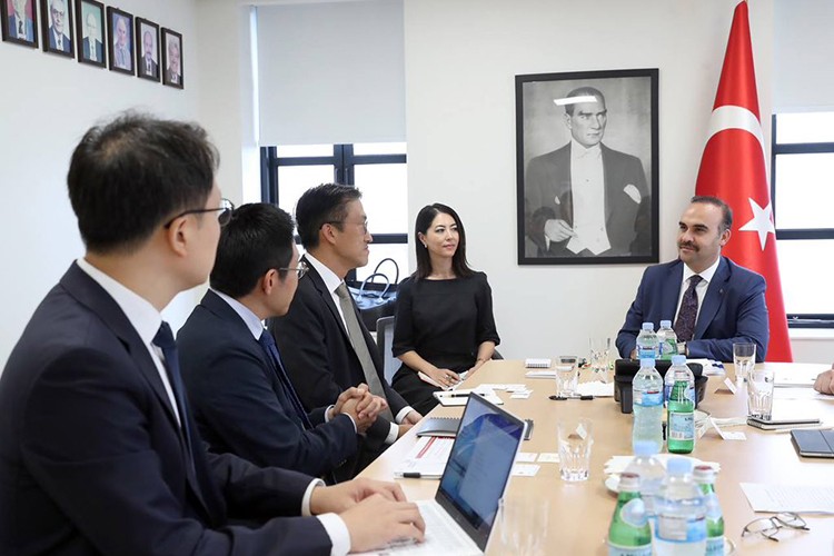 Bakan Kacır, Güney Kore'de batarya üreticileriyle görüştü