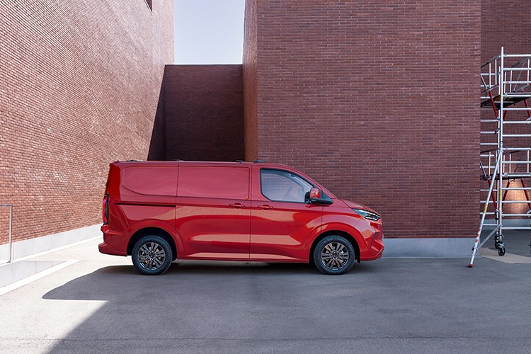 Yeni nesil Transit Custom ticarete sınıf atlatmaya hazır