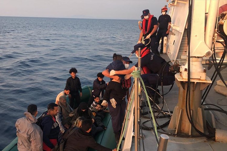 İzmir açıklarında 26 düzensiz göçmen yakalandı