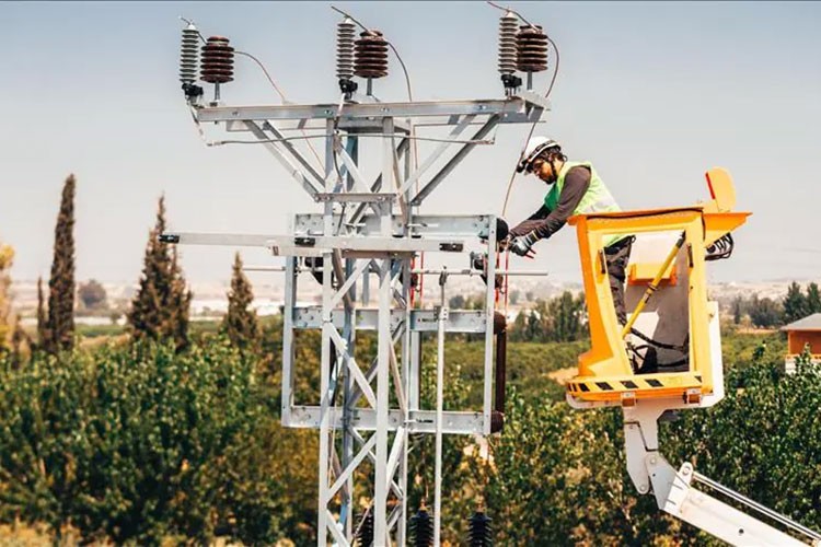 Adana ve Osmaniye'nin enerji altyapısını yatırımlarıyla güçlendiriyor