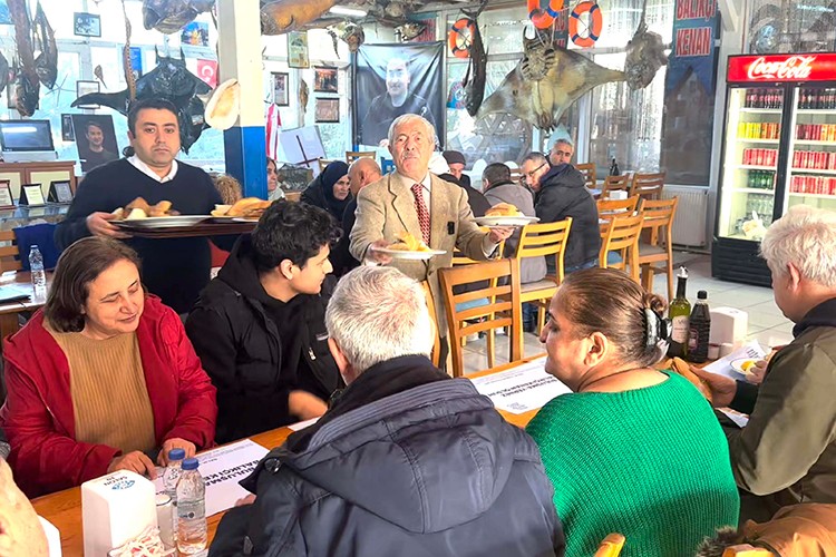 Görme engelli bireyler mumya balıkları dokunarak keşfetti