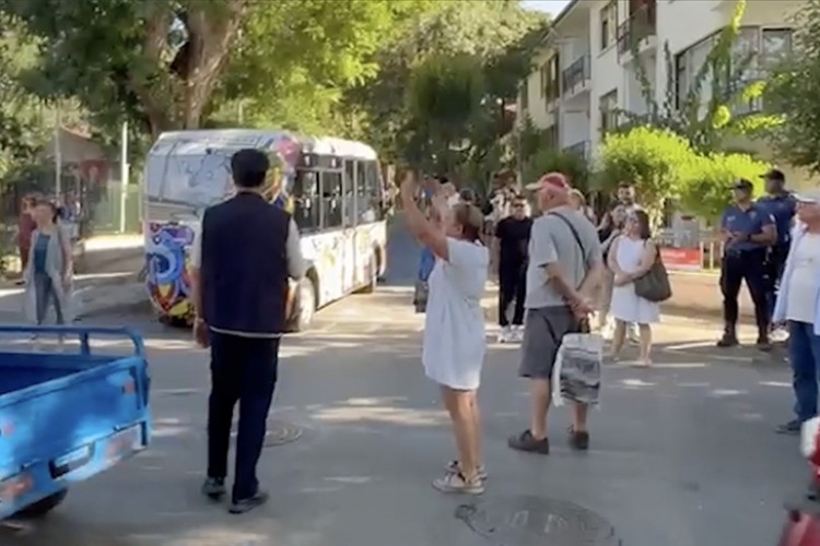 Adalar'da İETT'ye minibüs tepkisi sürüyor