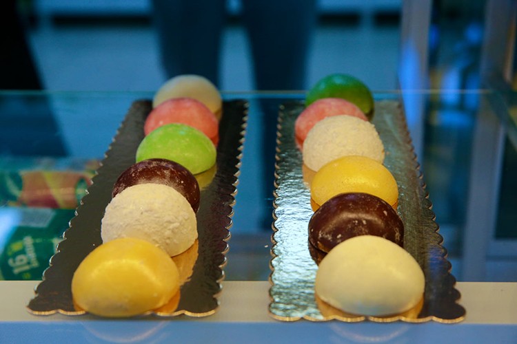 "Mochi görünümlü" dondurmasıyla ağızları tatlandırıyor