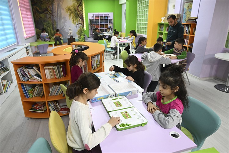 Dersler bitse de hiçbiri okuldan ayrılmak istiyor