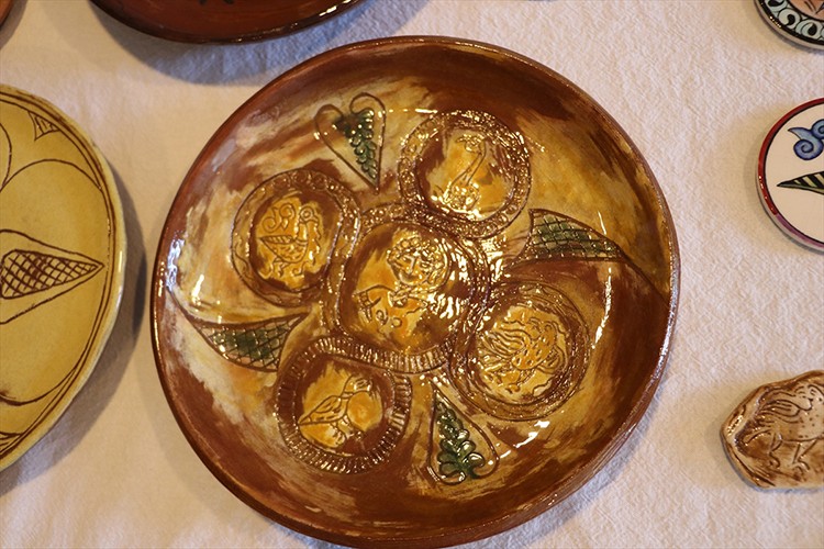 Arkeolojik kazılarda çıkan eserlerden etkilenen ev hanımı seramik sanatçısı oldu