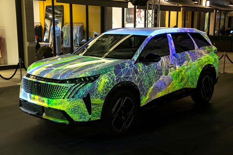 Peugeot E-5008 sanatın ve teknolojinin buluşma noktasında