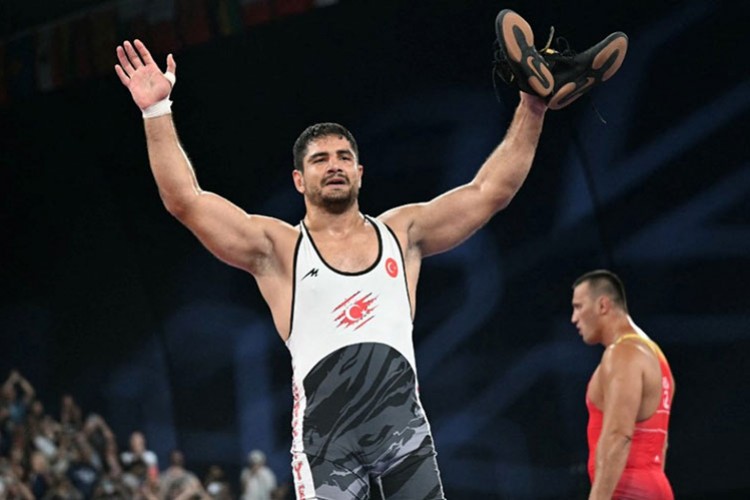 "Türk sporunun yaşayan efsanesi" mindere Paris'te veda etti