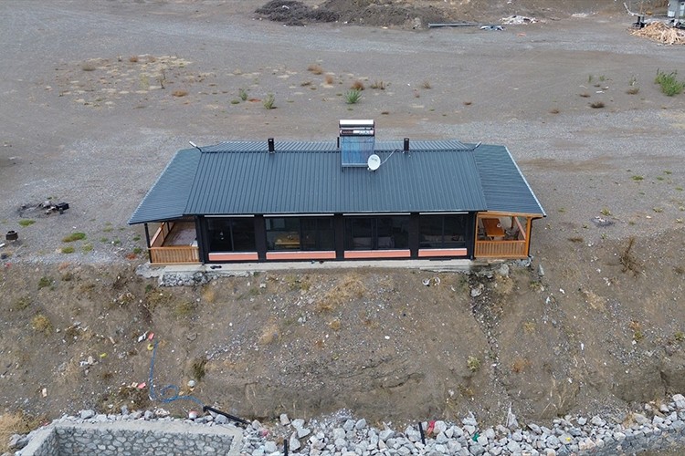 Köyüne yatırım yapan iş insanı bungalov ev üretiyor