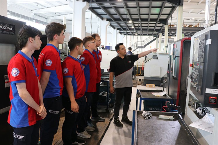 Meslek lisesinin öğrencileri, uygulamalı eğitim görüyor