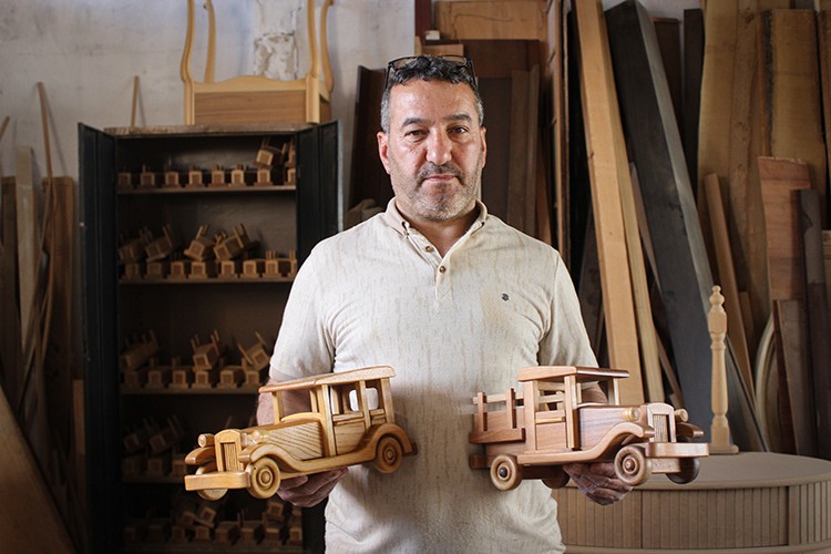 Atıkları maket arabaya dönüştürüyor