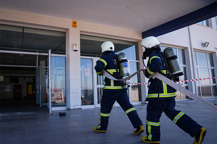 Liseli itfaiyeciler, mesleğin zorluklarını öğreniyor