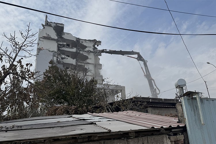 Kahramanmaraş'ta ağır hasarlı binaların yıkımı sürüyor