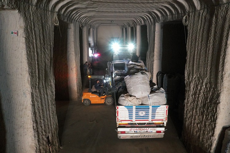 Patates Kapadokya'daki doğal soğuk hava depolarında korunuyor