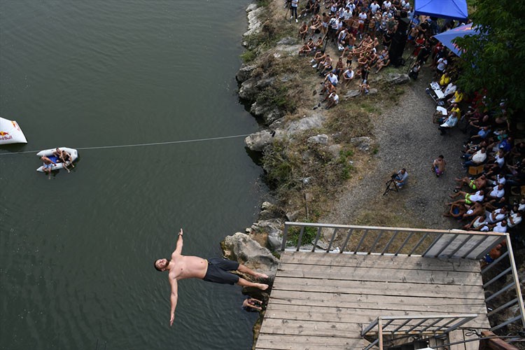 Şivan Köprüsü'nde geleneksel atlama yarışı yapıldı