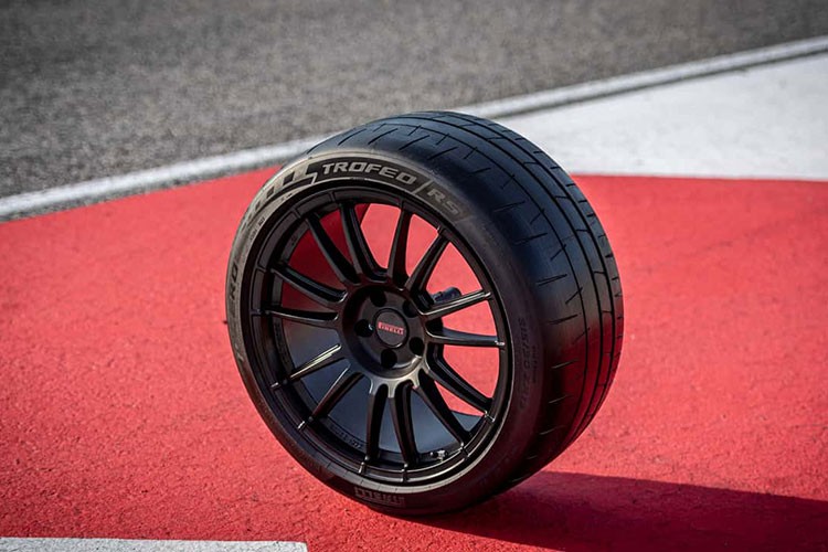 Porsche 911 GTS için özel lastik geliştirdi