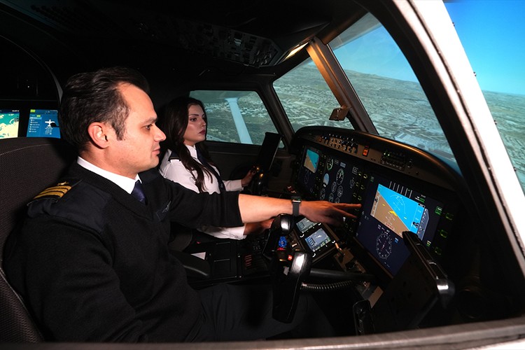 Okullu kadın pilotlar THK Üniversitesinde yetişiyor