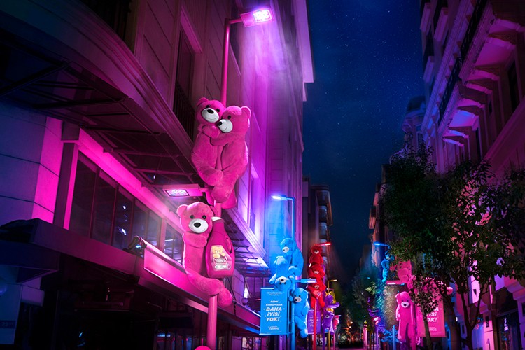 Şimdi de Sokaklara Renk Katıyor