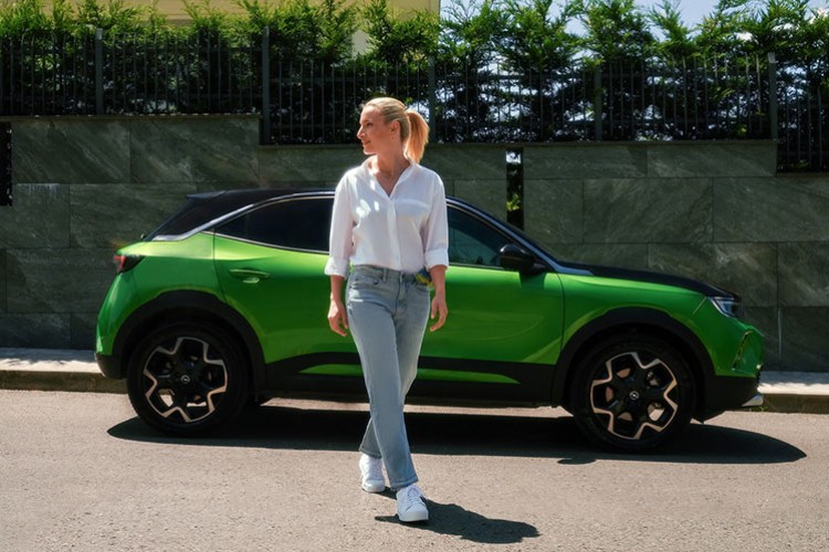 Milli voleybolcu Gizem Örge ve Opel Mokka'nın enerjisi birleşti!