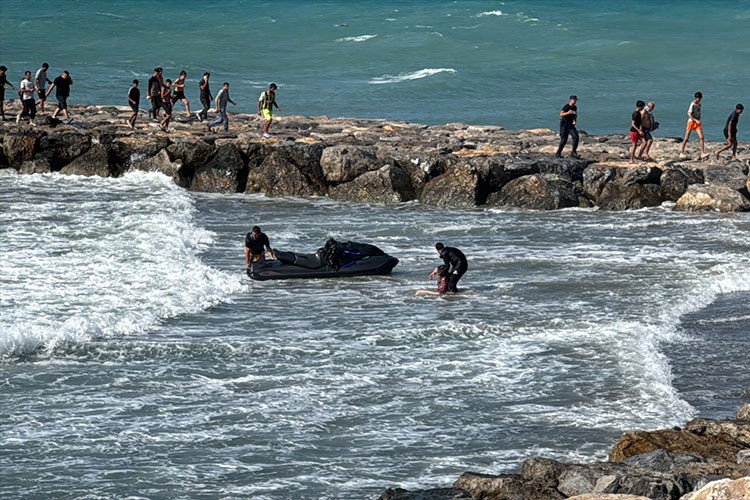 Hatay'da denize giren 5 kişiden 2'si boğuldu