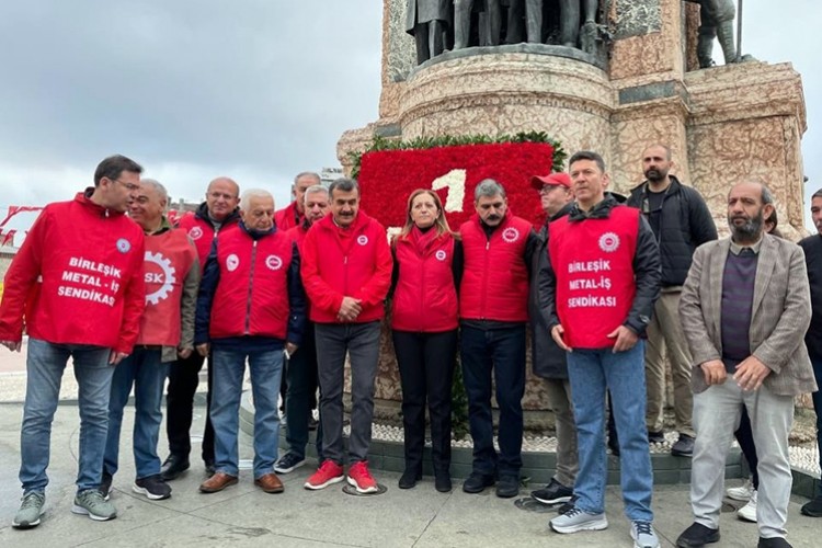 Sendikalar Taksim'e çelenk bıraktı