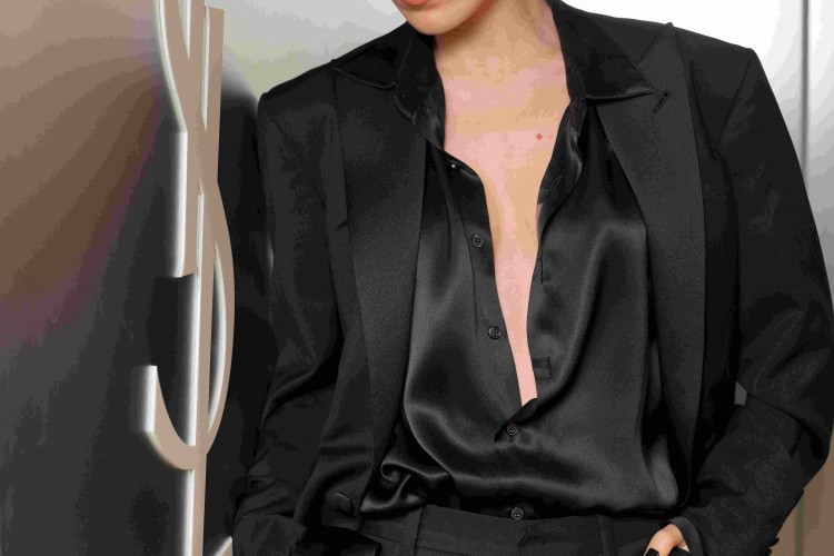 YSL Beauty, Yeni Loveshine Ruj Koleksiyonu'nu Global Makyaj Elcisi Dua Lipa'nin Katilimiyla Kutladi!