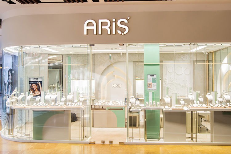 Pırlanta sanatının ustası tam yol ilerliyor