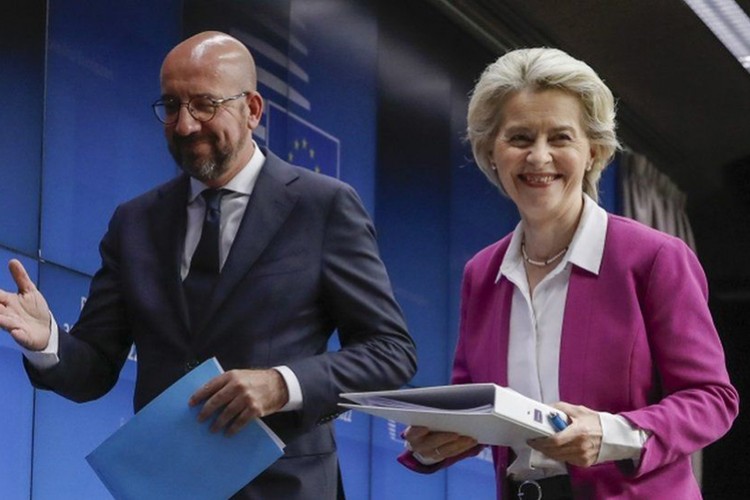 AB, Rusya'dan petrol ithalatını yasaklıyor