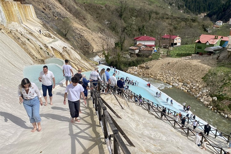 Göksu travertenlerini üç günde 3 bin kişi ziyaret etti