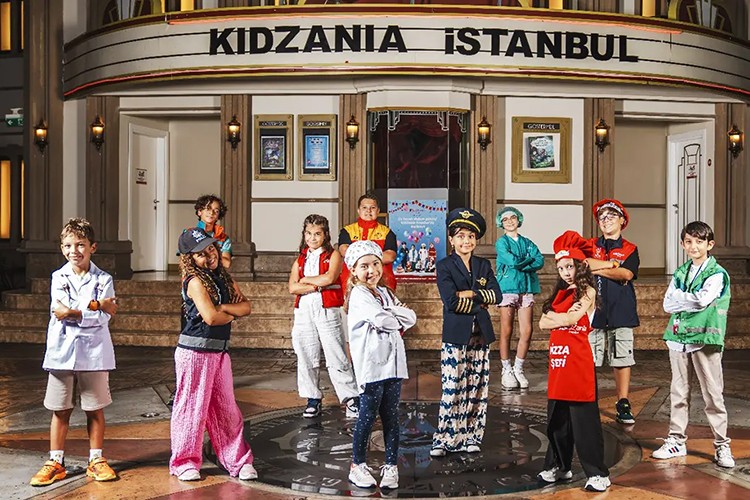 Çocuklar KidZania İstanbul'da yeni yıl coşkusunu yaşıyor