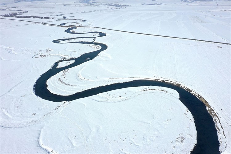 Kars'ın menderesleri kışın göz alıcı manzaralar sunuyor