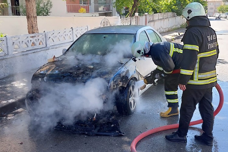 Sivas'ta park halindeyken yanan otomobilde hasar oluştu