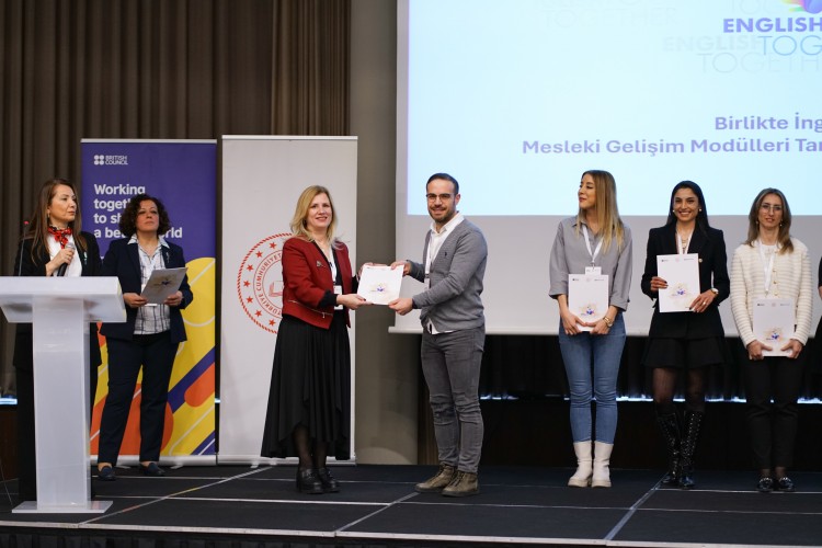 'Sürekli Mesleki Gelişim Seti', tüm İngilizce öğretmenlerinin erişimine açılıyor