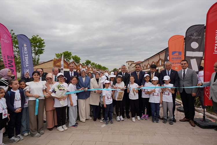 Genç edebiyatçılar fuarda okurla buluştu