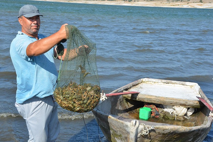 Kütahyalı çift, geçimini 20 yıldır balık ve kerevit avcılığıyla sağlıyor