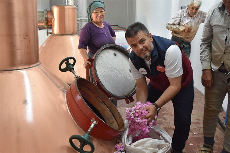 Afyonkarahisarlı üretici bahçesine gül yağı tesisi kurdu