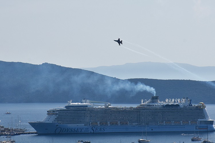 SOLOTÜRK Bodrum semalarında gösteri uçuşu yaptı