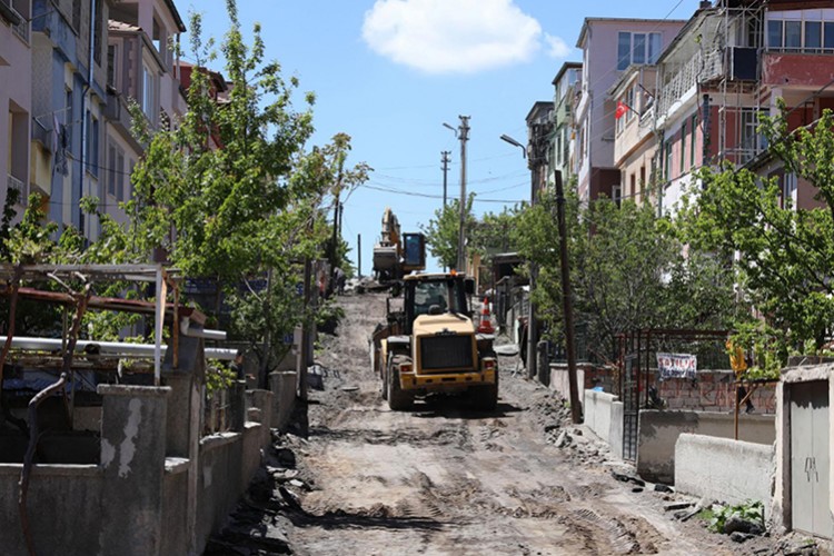 3 mahalle 6 sokak asfaltlandı