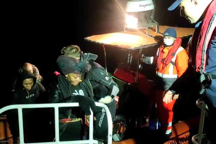 Ayvalık açıklarında 38 düzensiz göçmen kurtarıldı